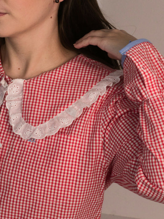 Różowo-biała kratka z dużym kołnierzem i niebieskimi i białymi dodatkami