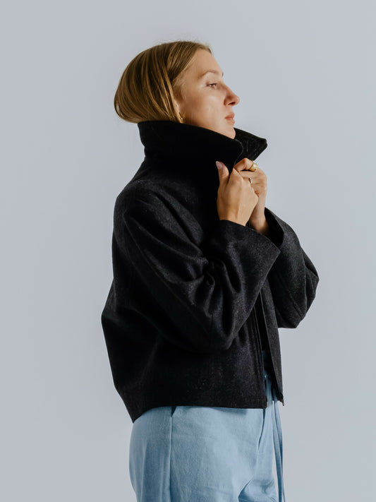 Krótka wełniana kurtka z kołnierzem stójką ciemno szara