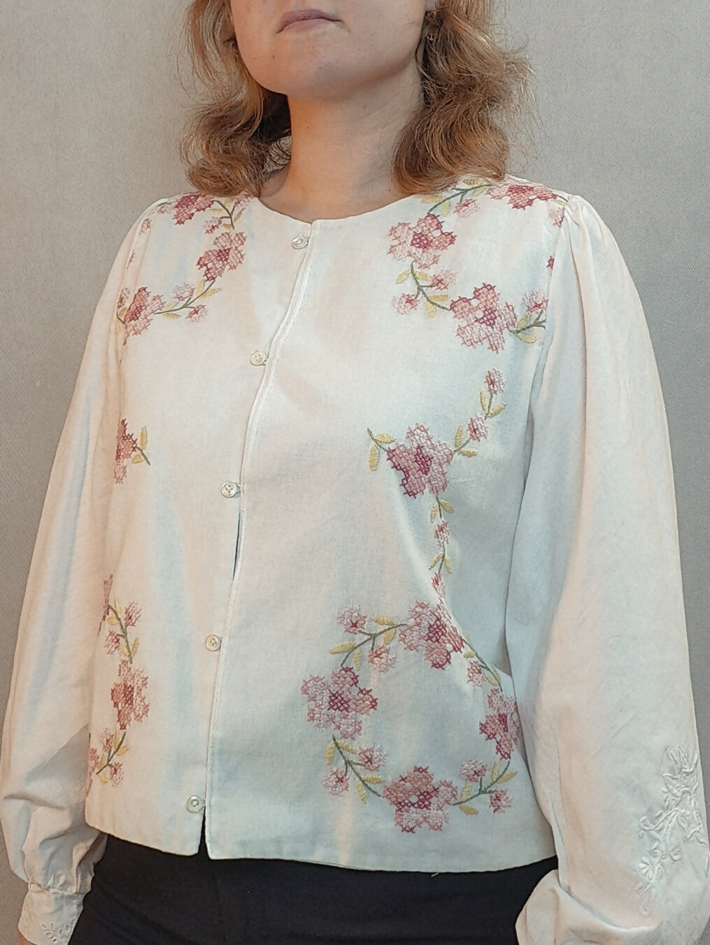 Zapinana koszula z dużym haftem z przodu i delikatnym z tyłu