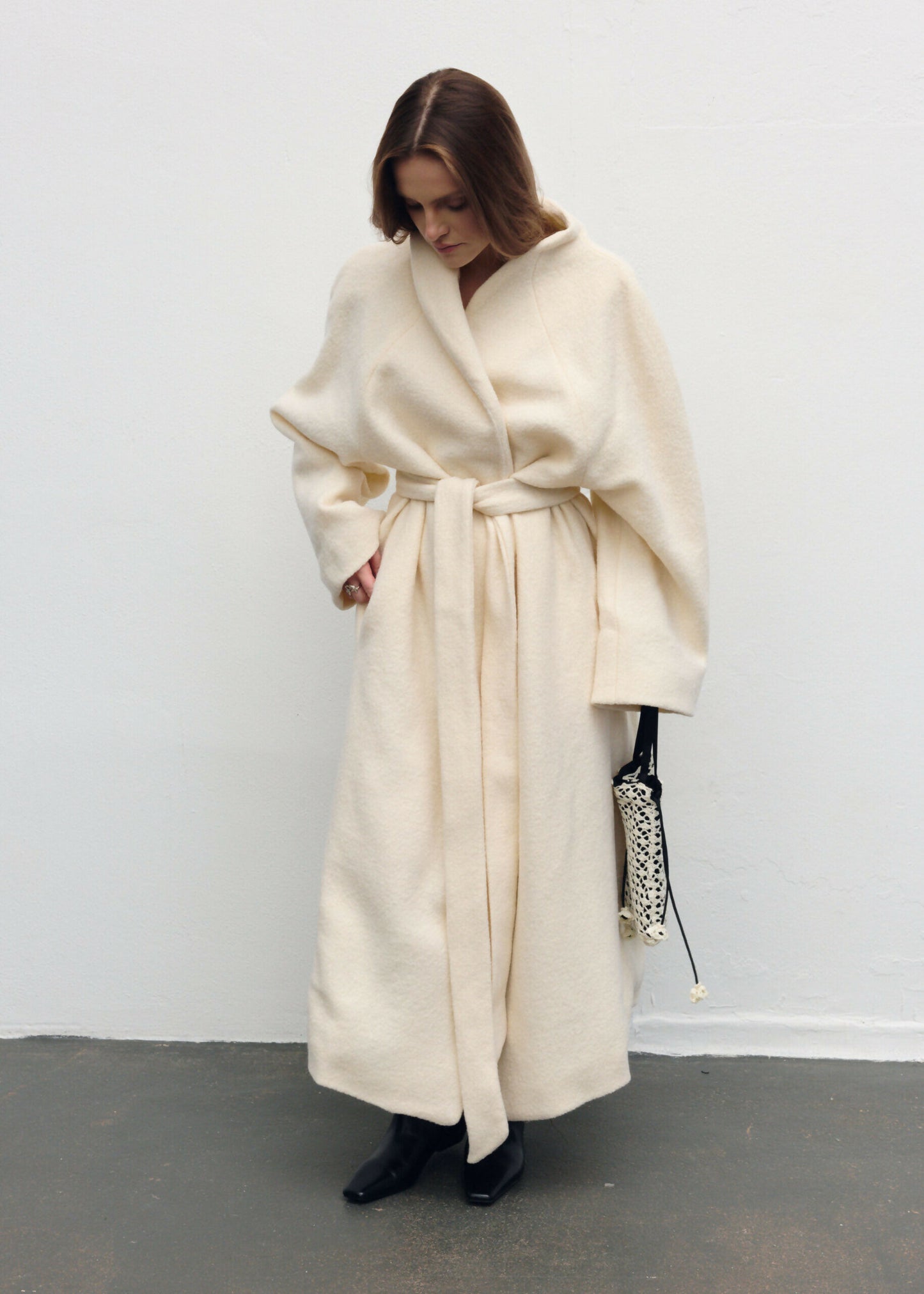 Wełniany płaszcz Ava z paskiem