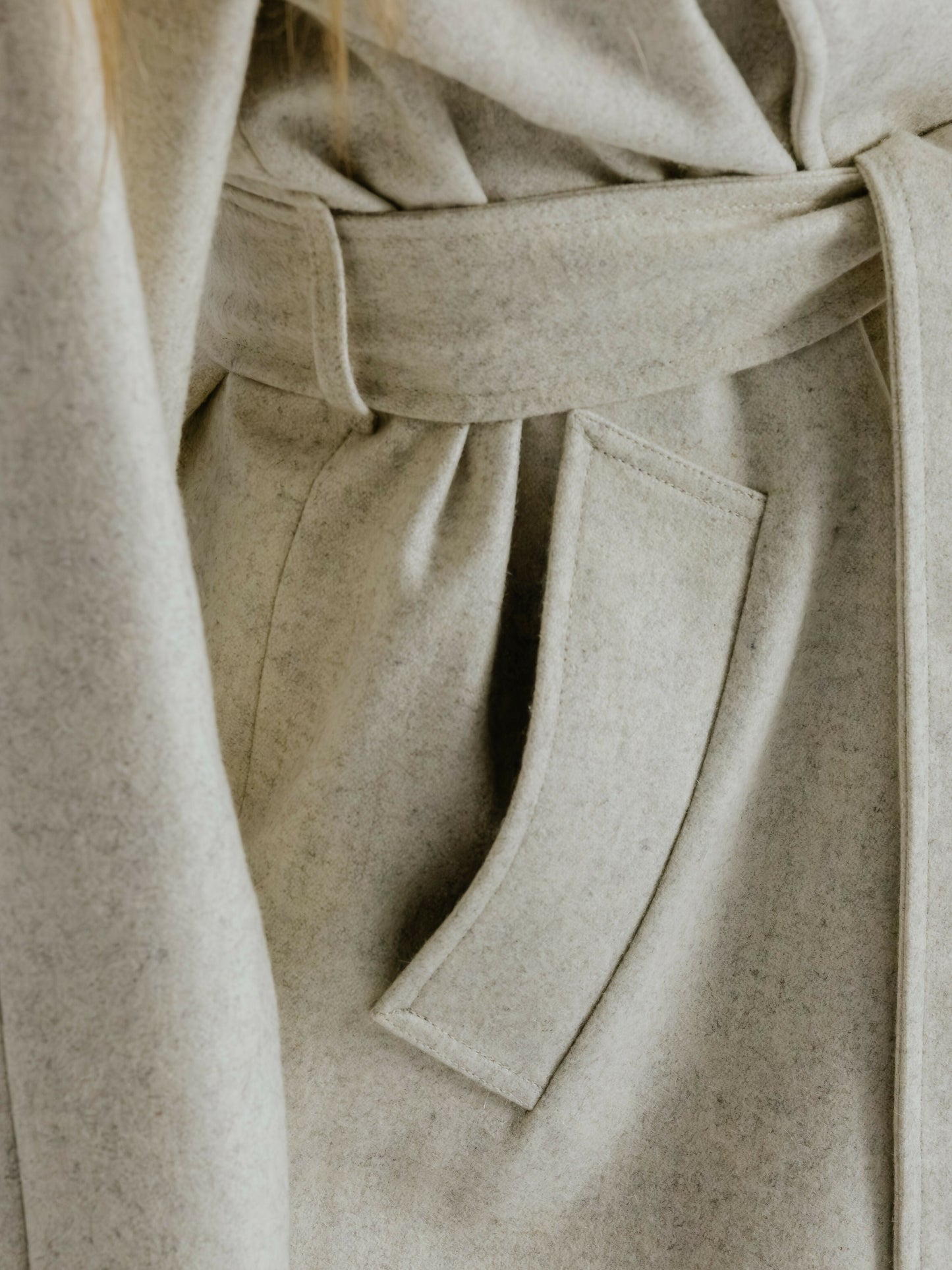 Krótki wełniany płaszcz z kołnierzem szalowym ecru