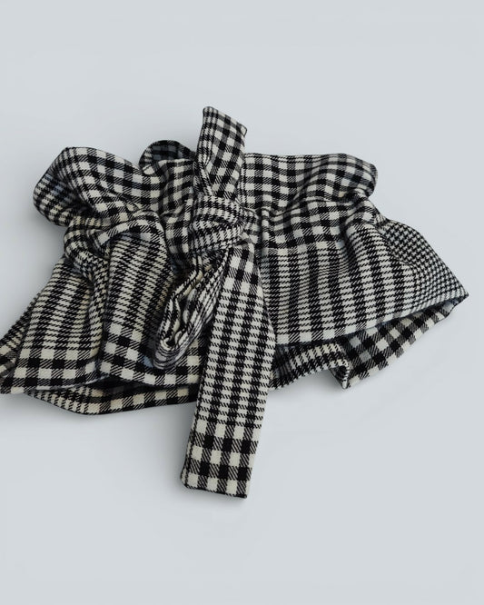 Ozdobny kołnierz w czarno-białą kratę