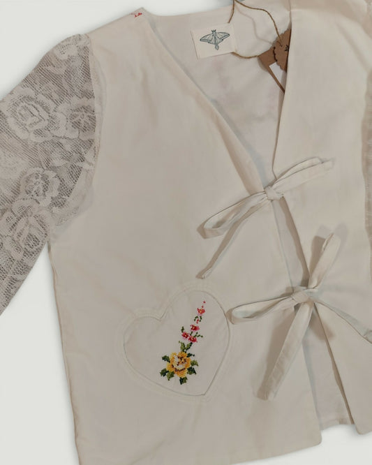 Wiązana koszula z firankowymi rękawami i haftem z przodu i na plecach