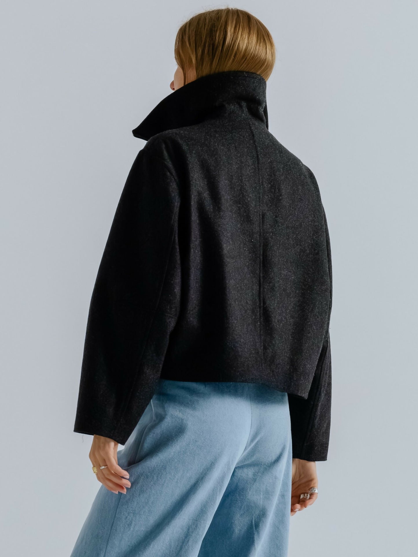 Krótka wełniana kurtka z kołnierzem stójką ciemno szara