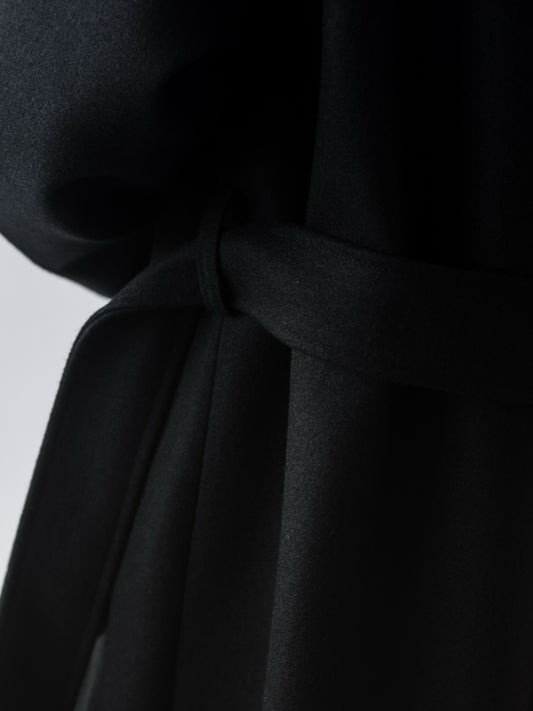 Wełniany czarny płaszcz z kołnierzem szalowym