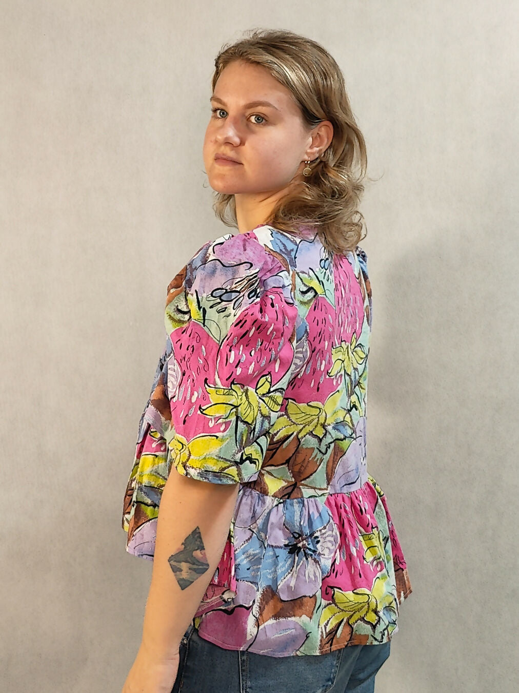 Bufiasta bluzka z przedłużanym tyłem