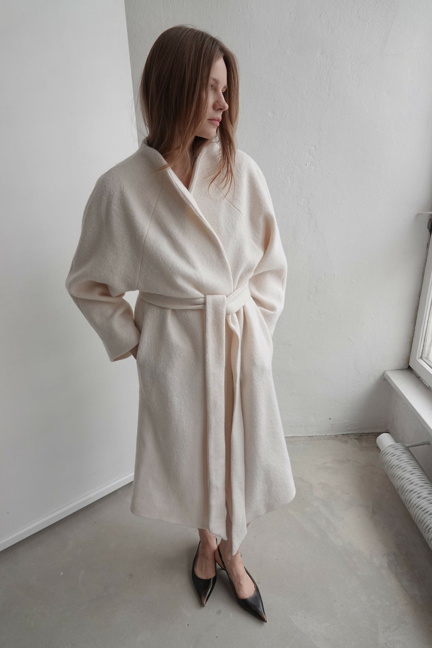 Wełniany płaszcz Ava z paskiem