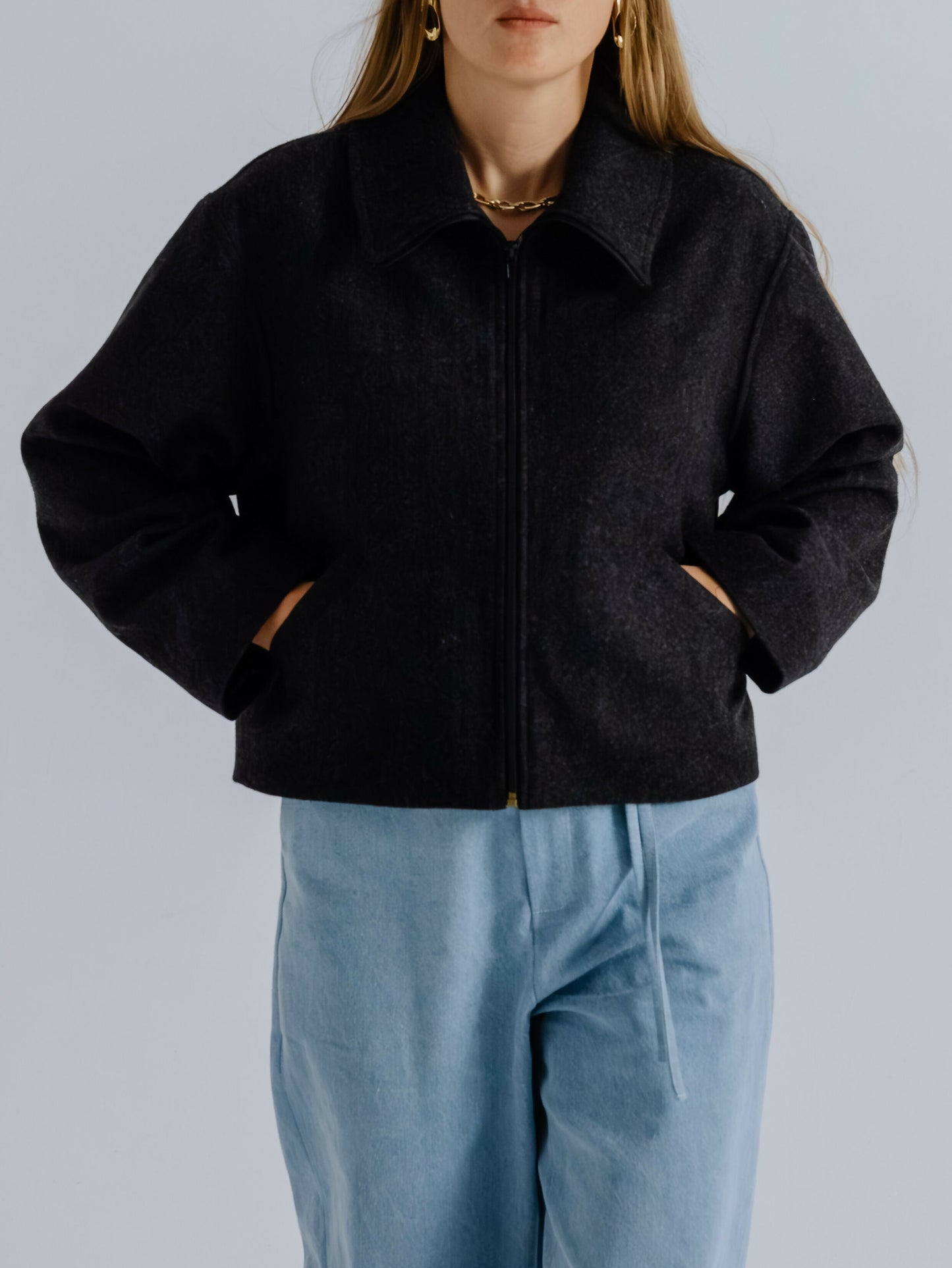 Krótka wełniana kurtka z kołnierzem stójką ciemno szara