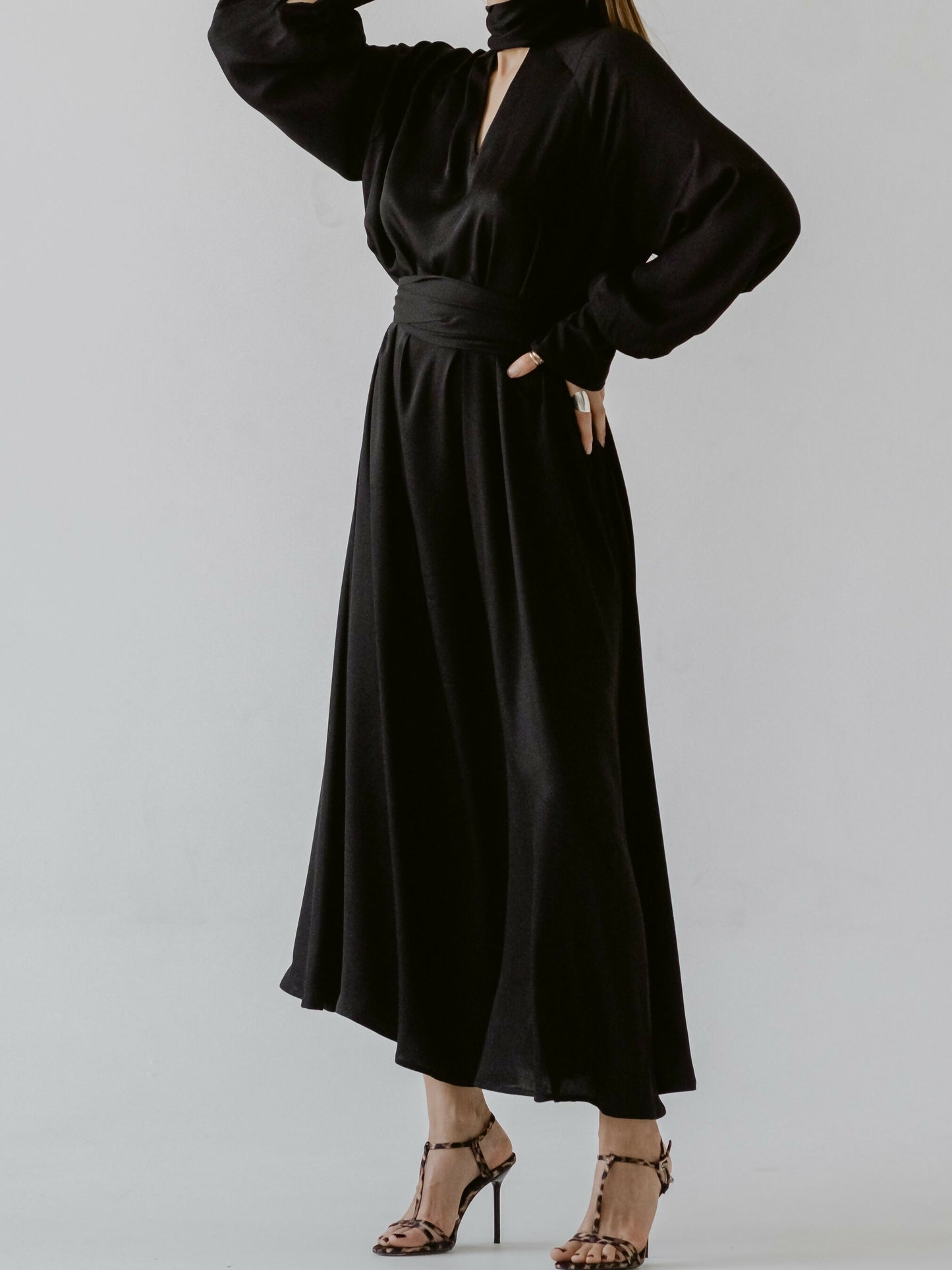 Sukienka wiązana z szarfą czarna