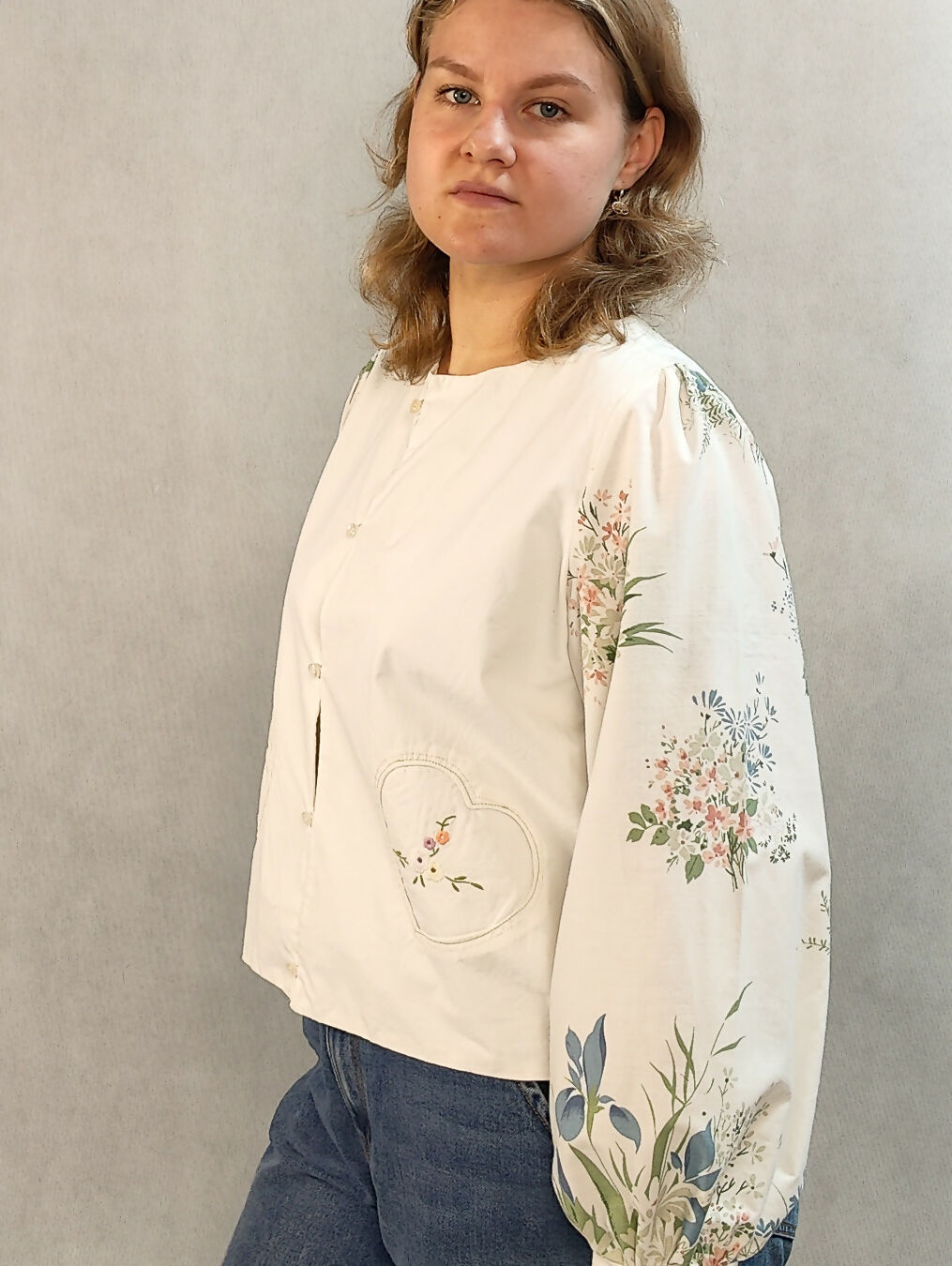 Zapinana koszula z haftem z przodu i na plecach