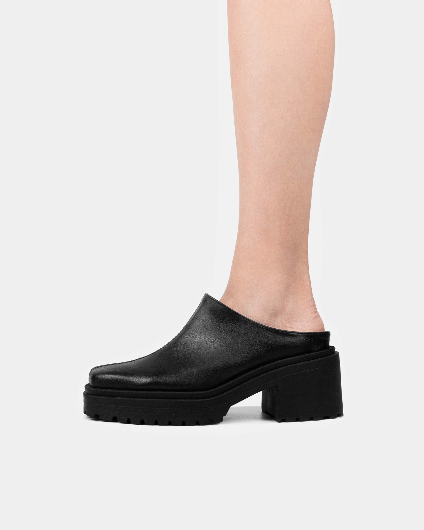 Squared Mule Black czarne mule ze skóry z winogron