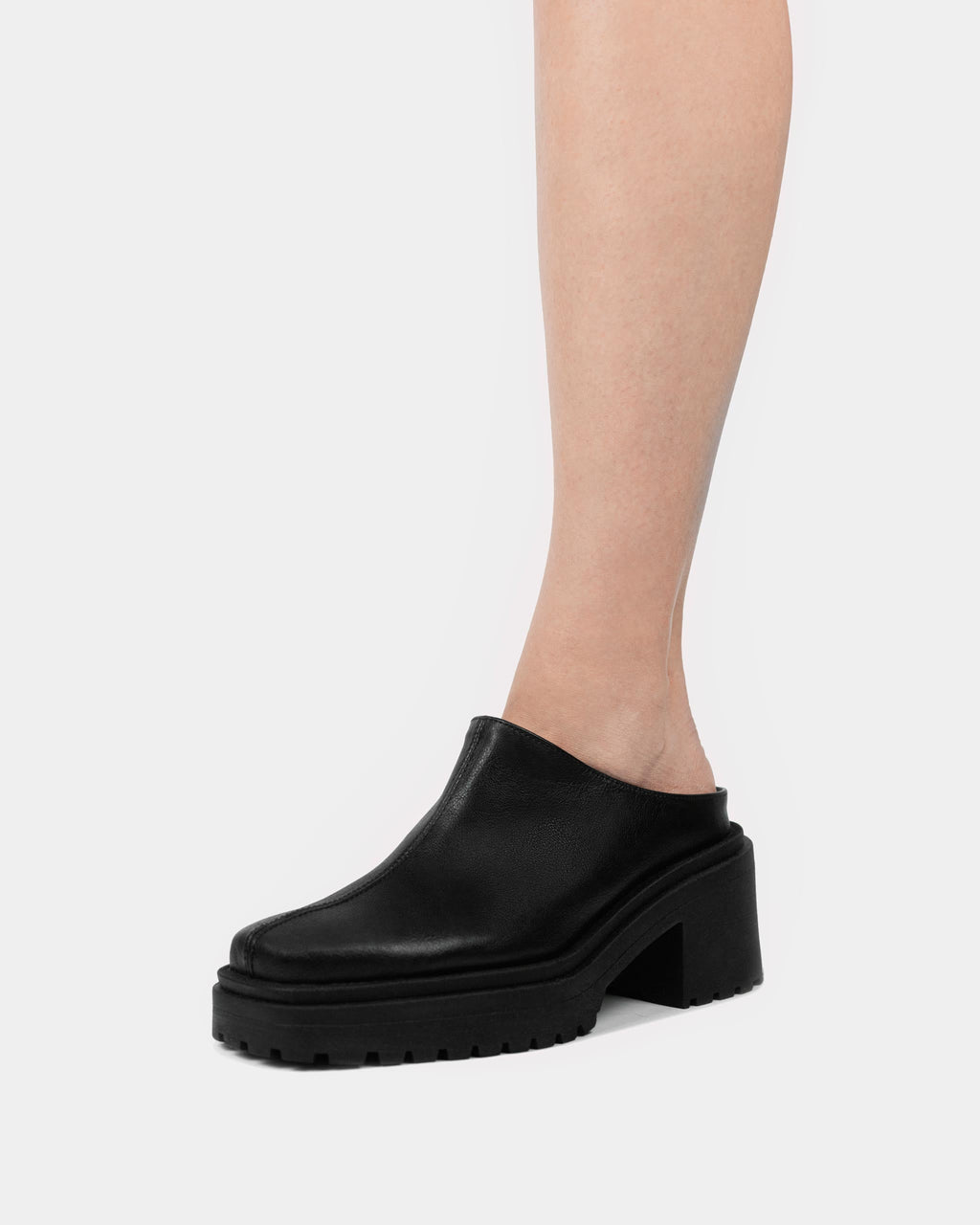 Squared Mule Black czarne mule ze skóry z winogron