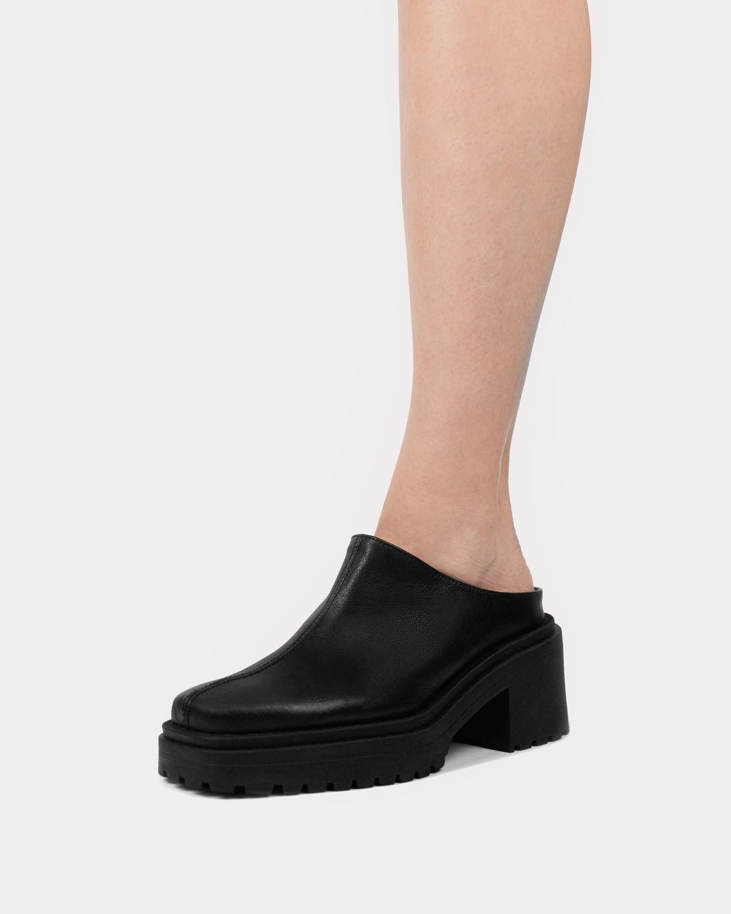 Squared Mule Black czarne mule ze skóry z winogron