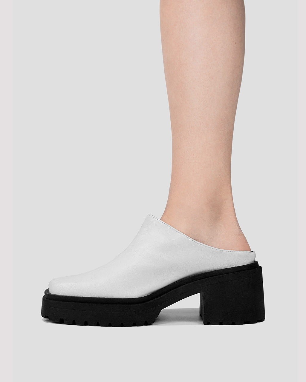 Squared Mule White białe mule ze skóry z winogron