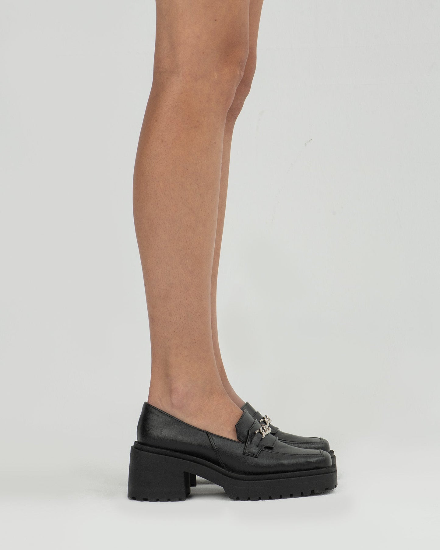Squared Loafers Black czarne mokasyny ze skóry z winogron