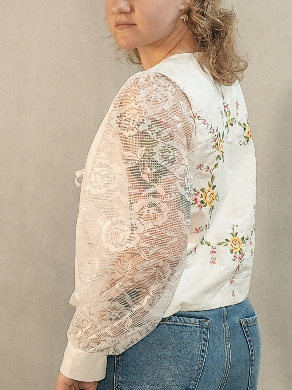 Wiązana koszula z firankowymi rękawami i haftem z przodu i na plecach