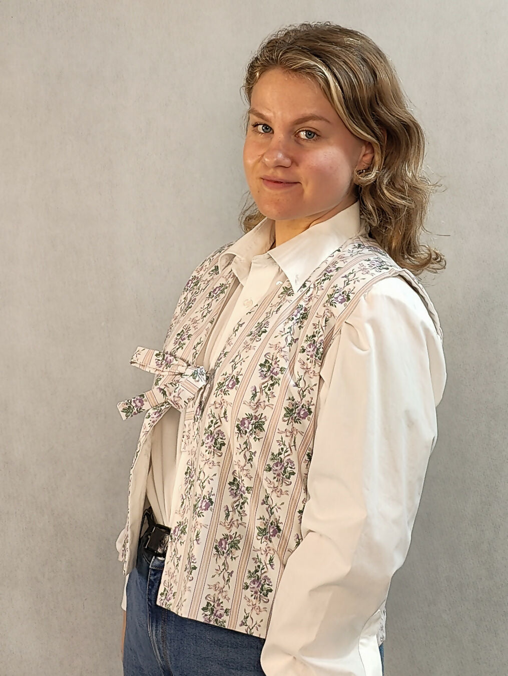 Kamizelka w lawendowe kwiaty