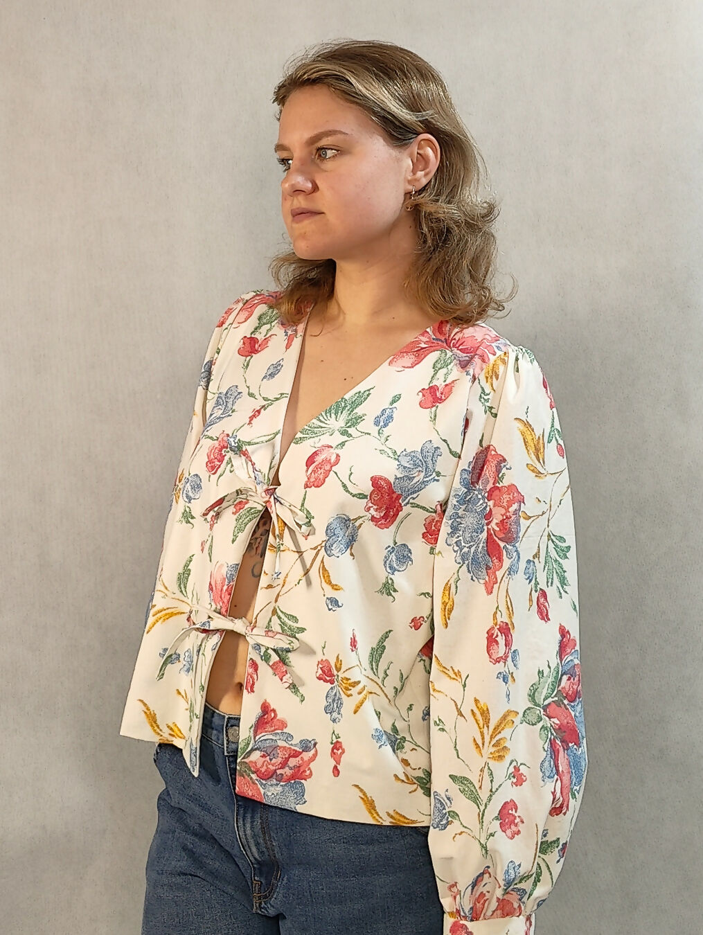 Wiązana koszula w kwiatowy wzór