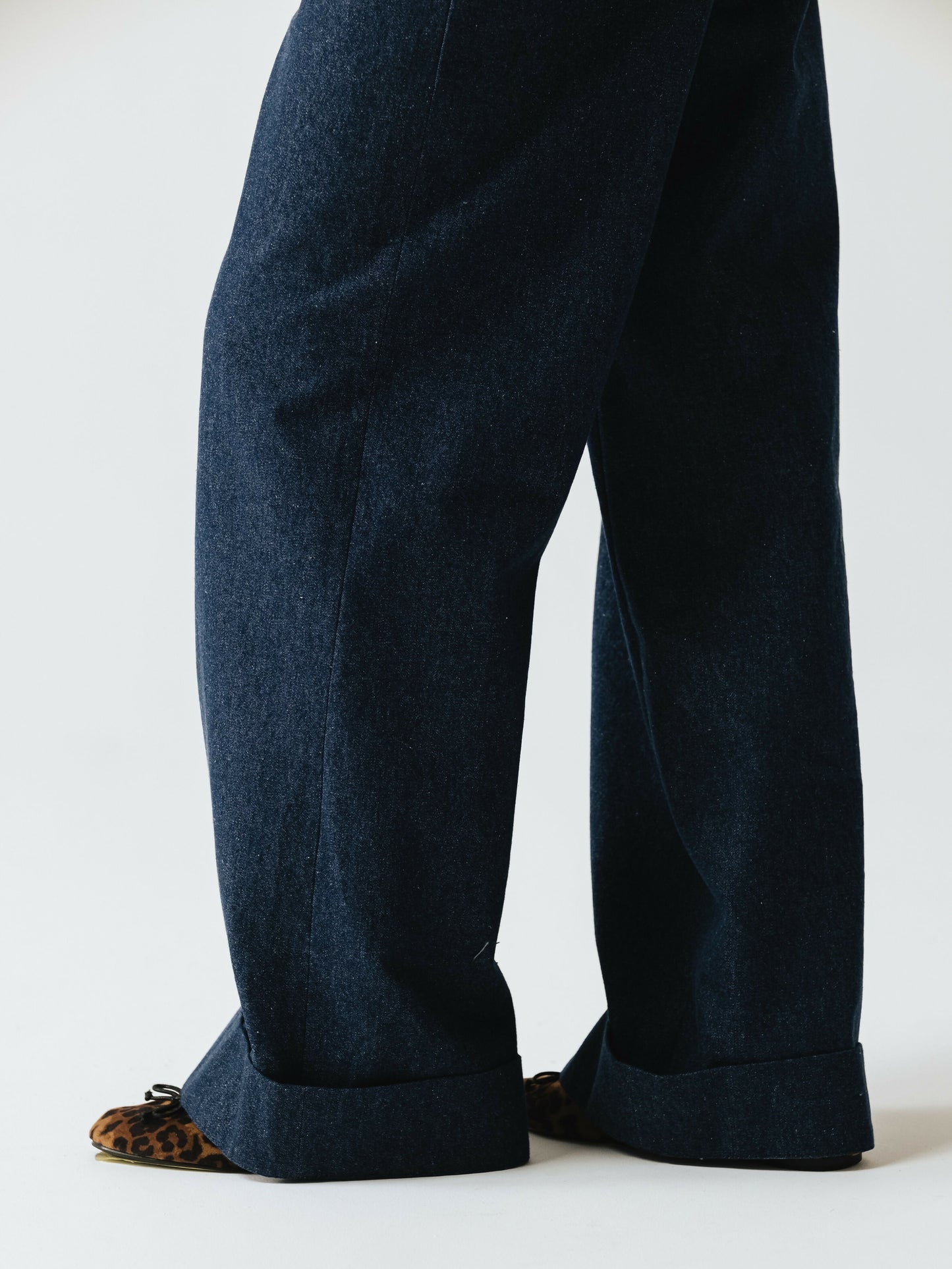 Jeansowe spodnie wide leg z mankietami