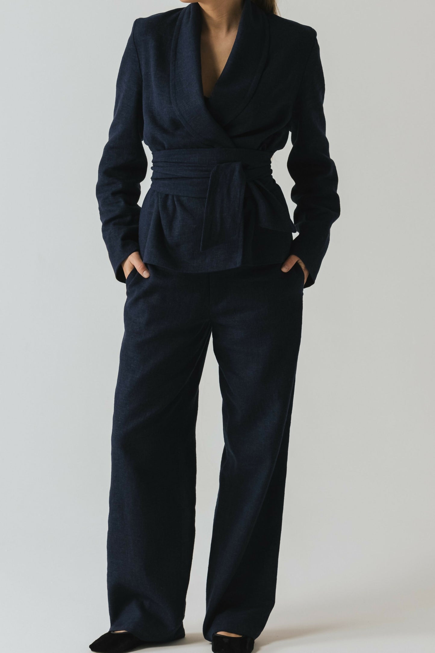 Granatowa marynarka z kołnierzem szalowym i paskiem