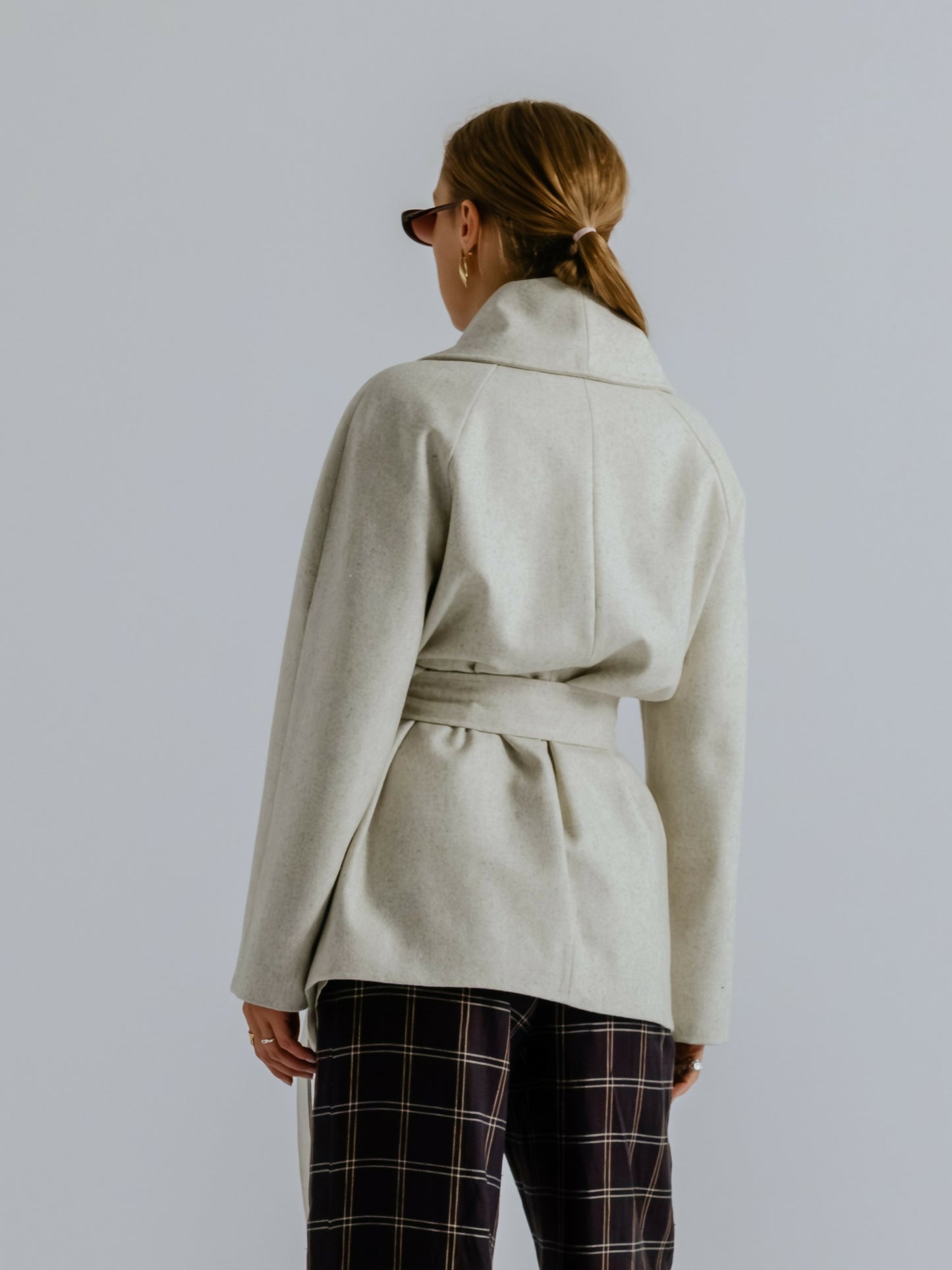 Krótki wełniany płaszcz z kołnierzem szalowym ecru