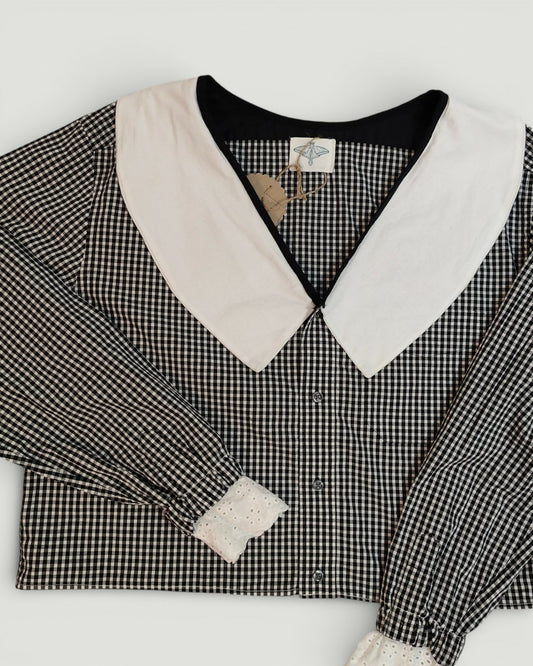 Czarno-biała kratka z białym kołnierzem