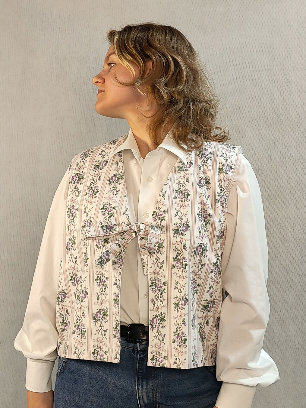 Kamizelka w lawendowe kwiaty