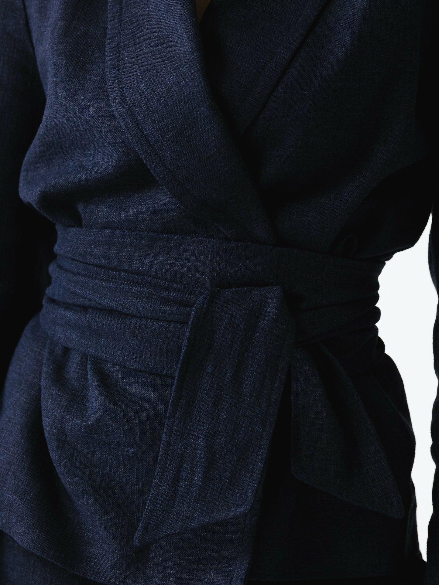 Granatowa marynarka z kołnierzem szalowym i paskiem