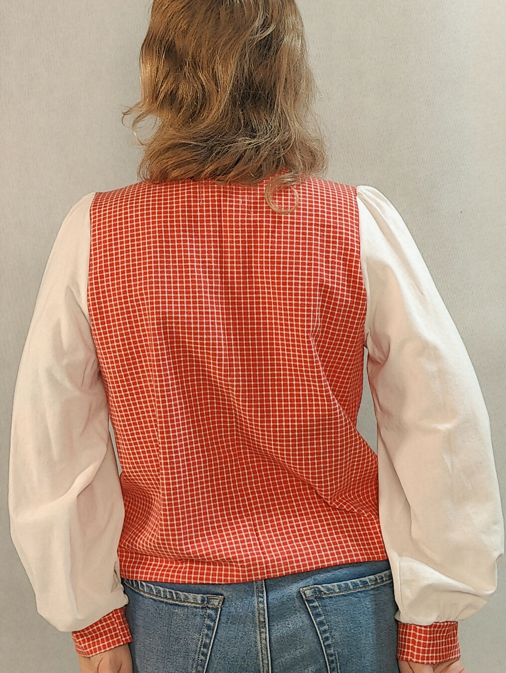 Wiązana koszula w czerwoną kratkę z białymi rękawami