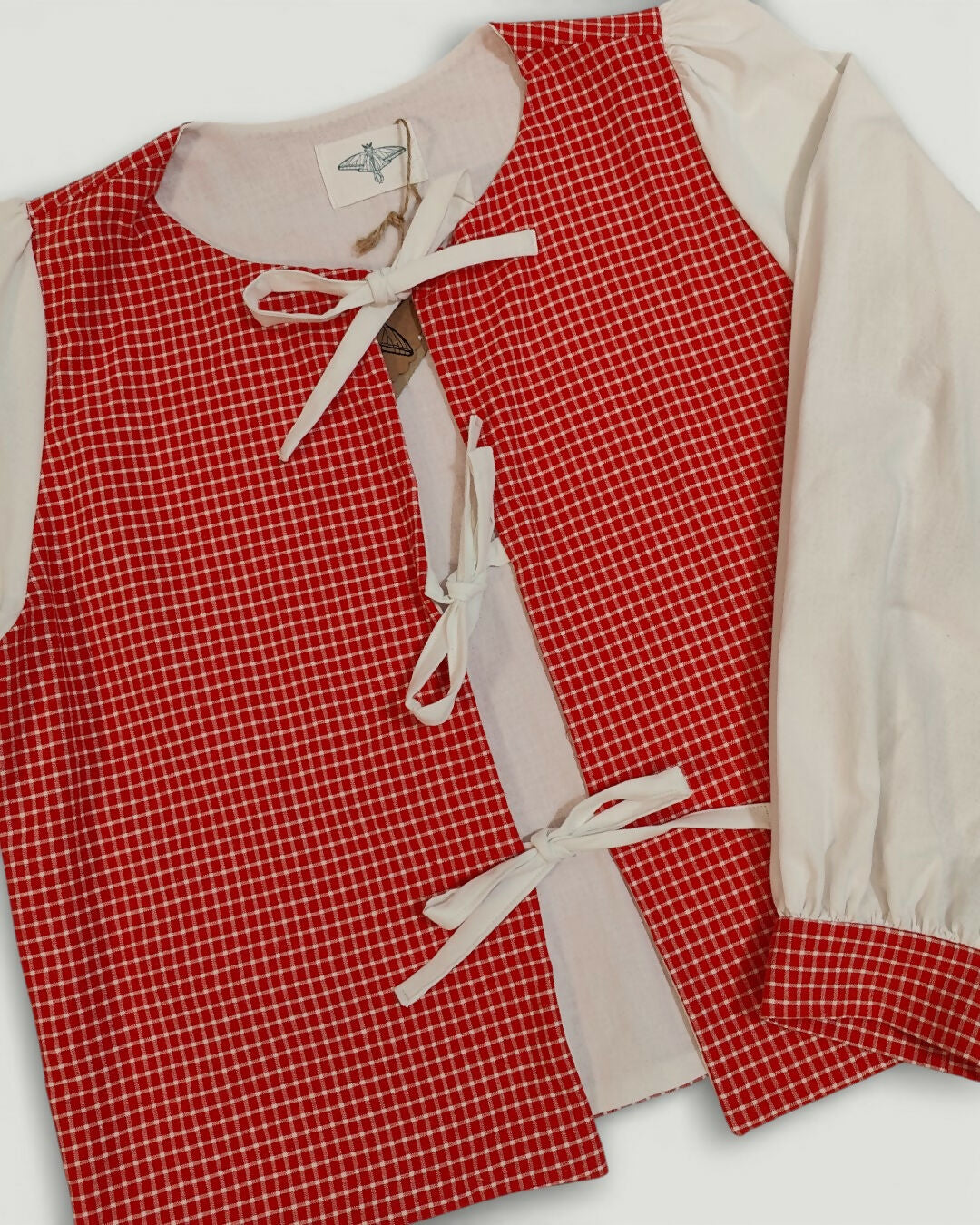 Wiązana koszula w czerwoną kratkę z białymi rękawami