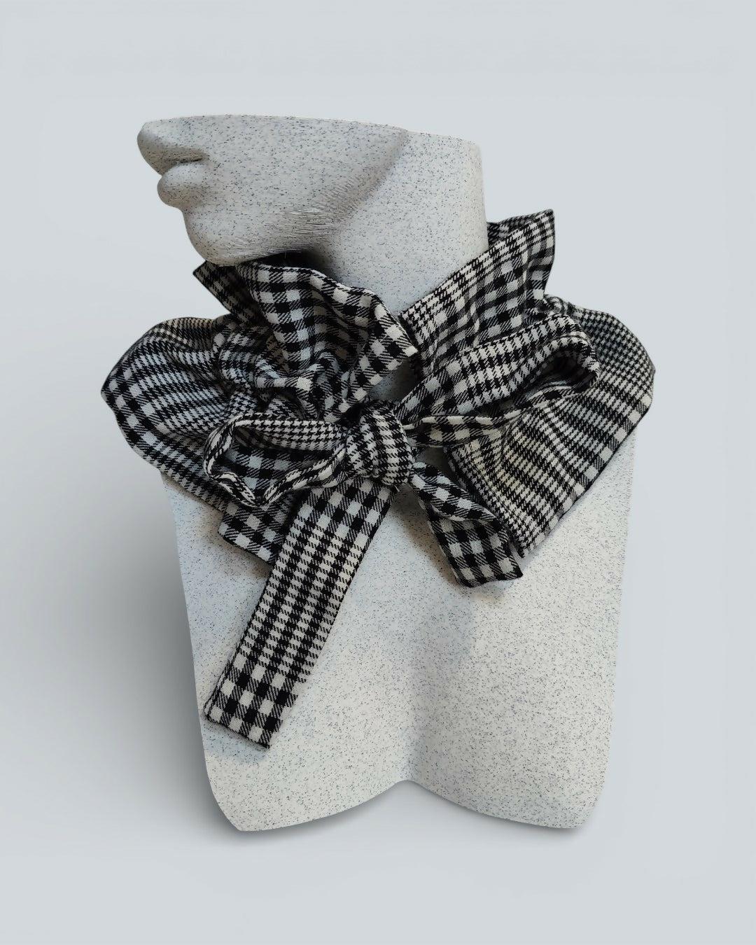 Ozdobny kołnierz w czarno-białą kratę