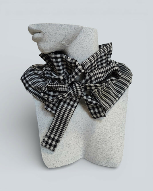 Ozdobny kołnierz w czarno-białą kratę