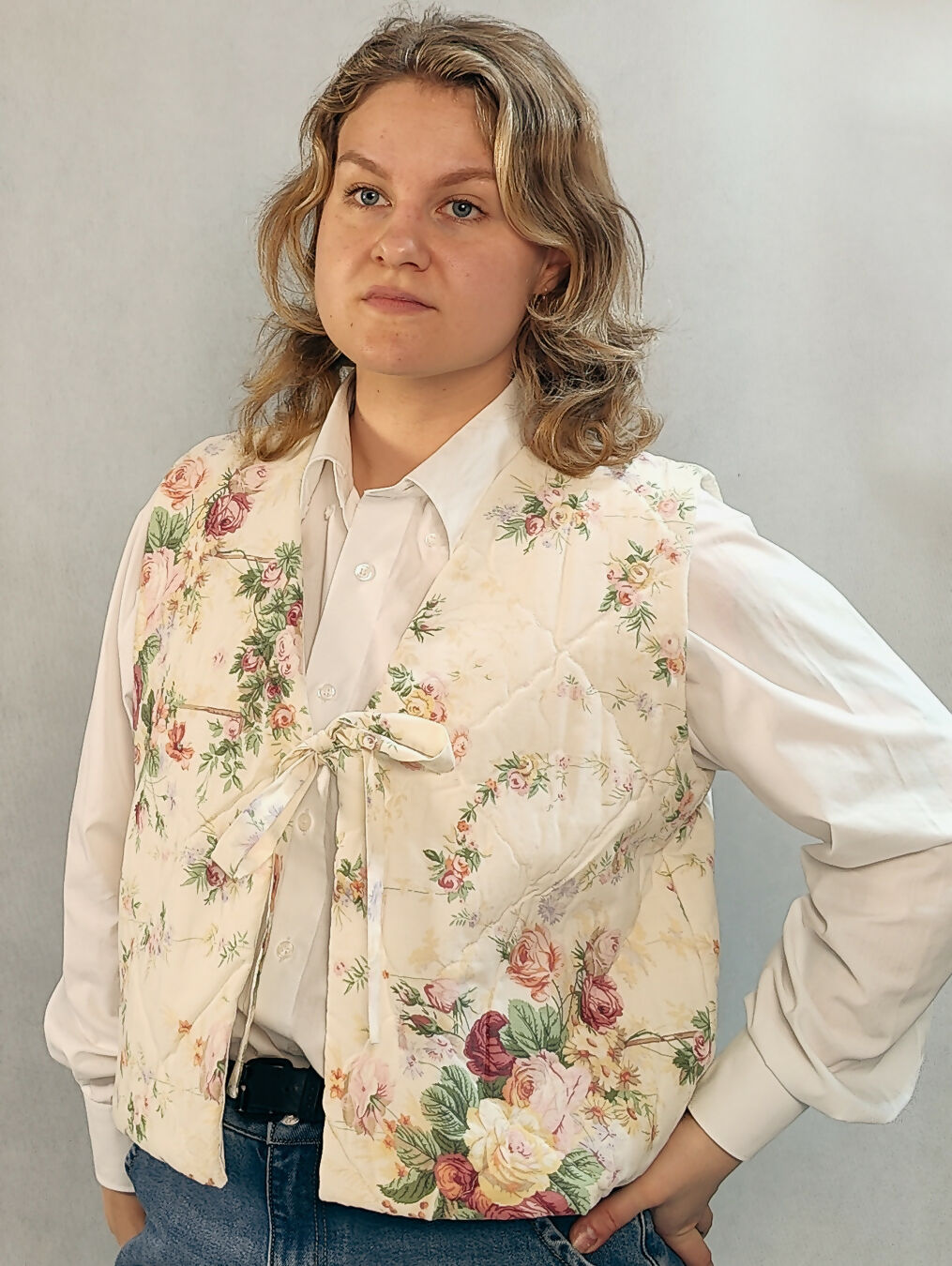 Pikowana kamizelka w vintage kwiaty