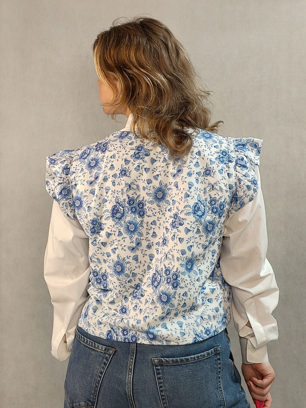 Niebiesko-biała kamizelka w kwiatki