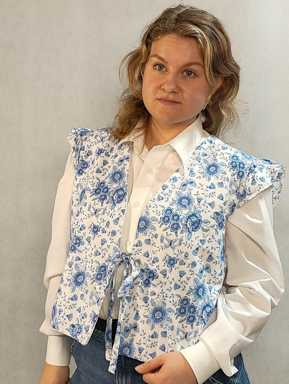 Niebiesko-biała kamizelka w kwiatki