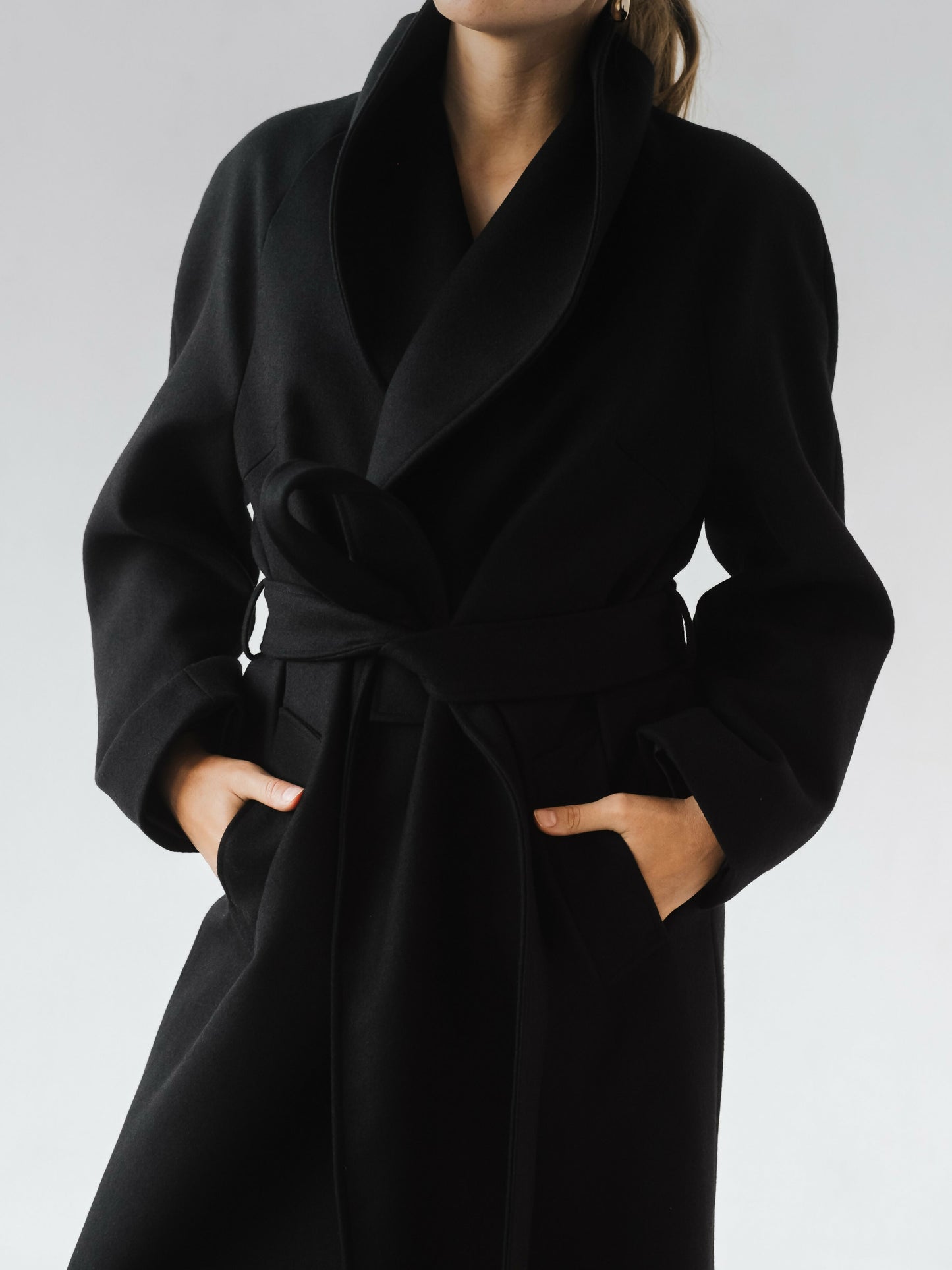 Wełniany czarny płaszcz z kołnierzem szalowym