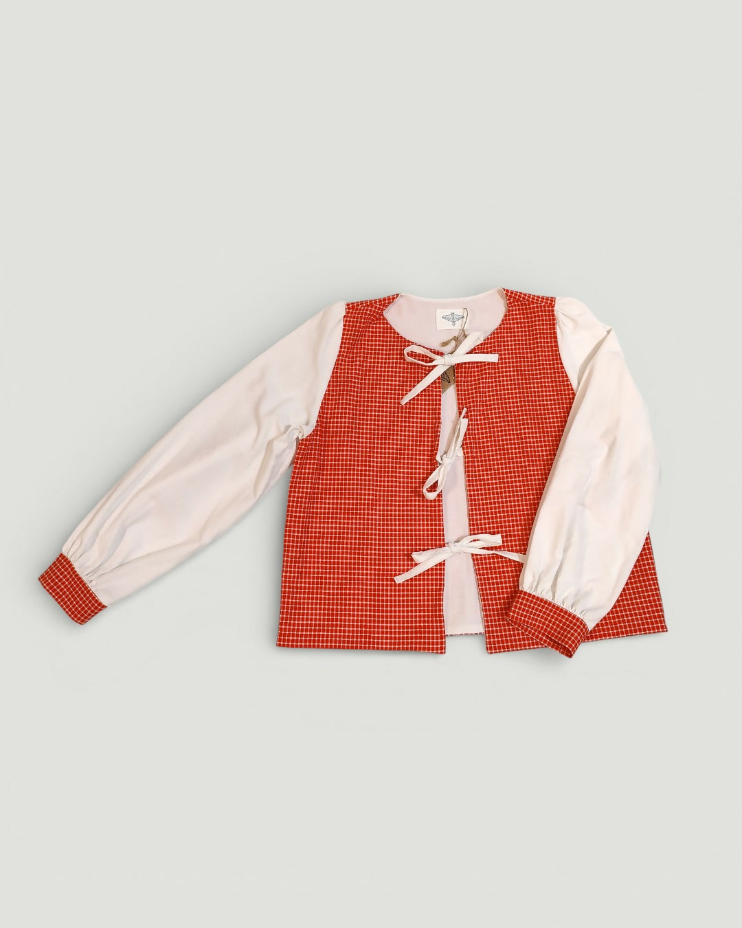 Wiązana koszula w czerwoną kratkę z białymi rękawami