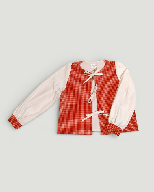 Wiązana koszula w czerwoną kratkę z białymi rękawami