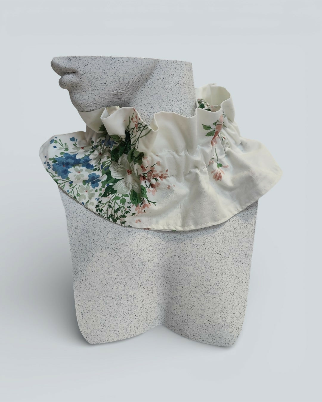 Ozdobny kołnierz w delikatne kwiaty