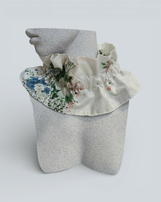 Ozdobny kołnierz w delikatne kwiaty