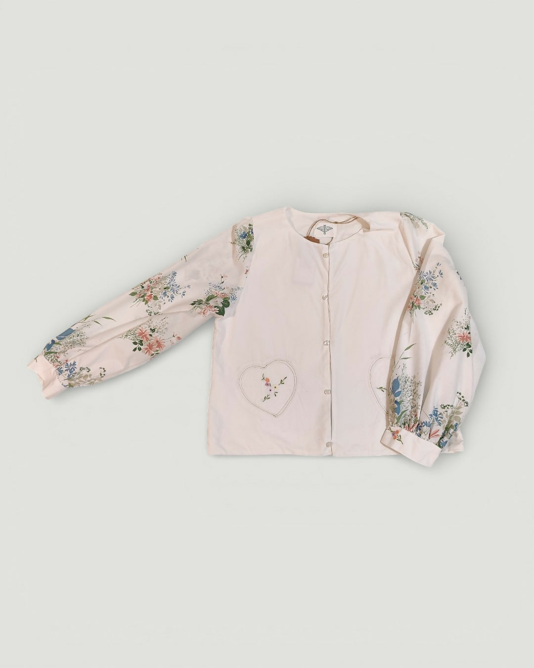 Zapinana koszula z haftem z przodu i na plecach
