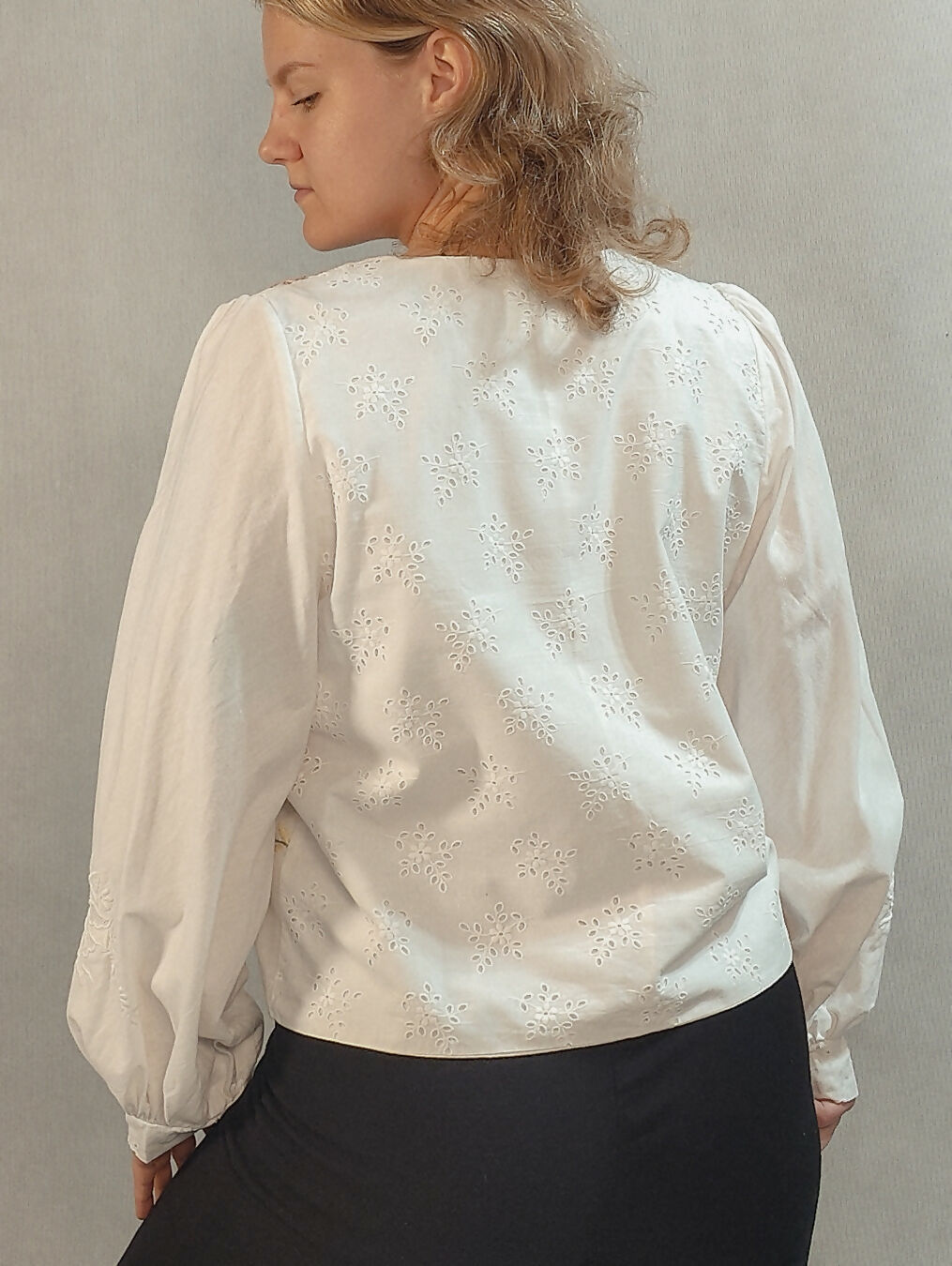 Zapinana koszula z dużym haftem z przodu i delikatnym z tyłu