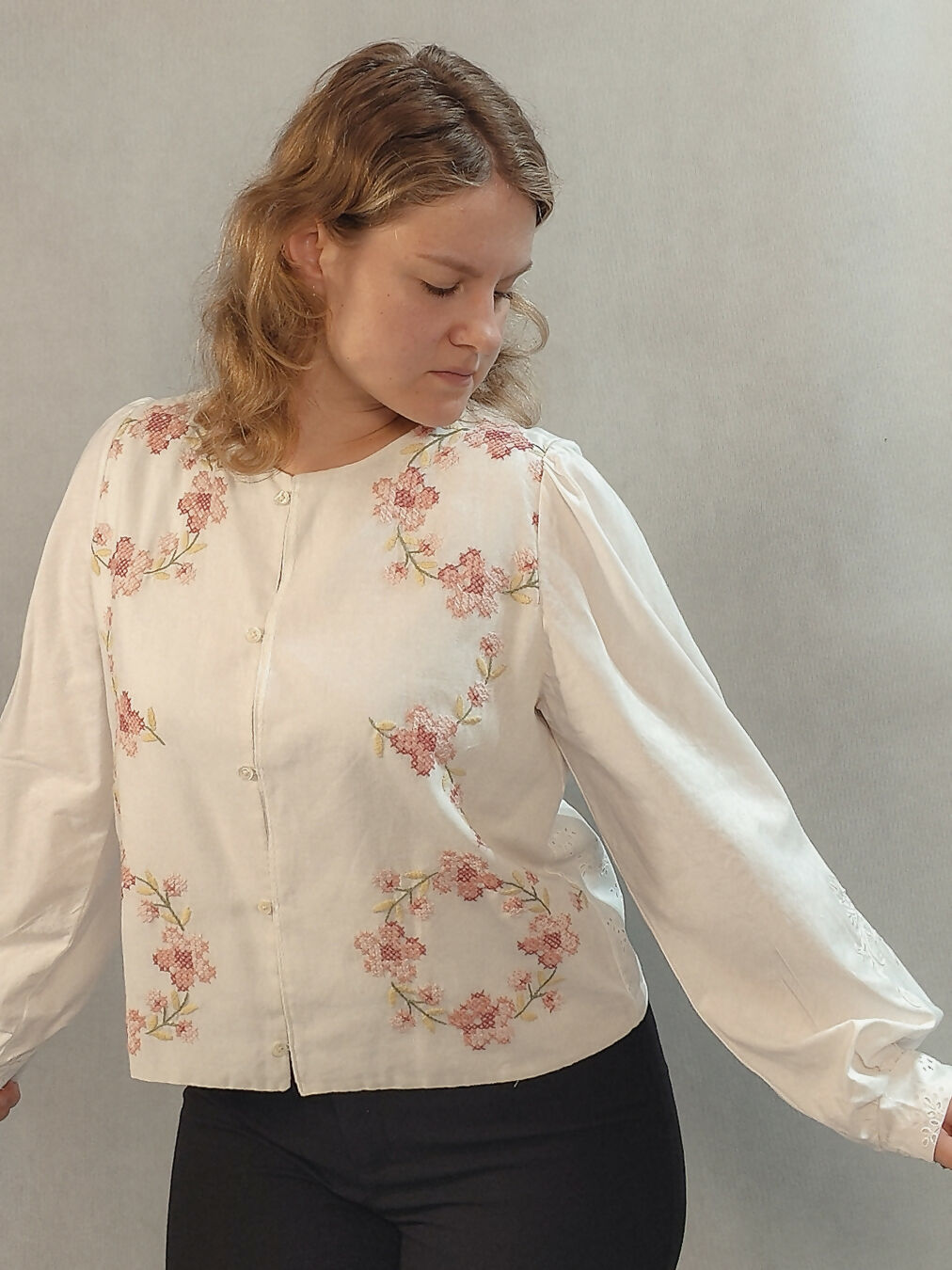 Zapinana koszula z dużym haftem z przodu i delikatnym z tyłu