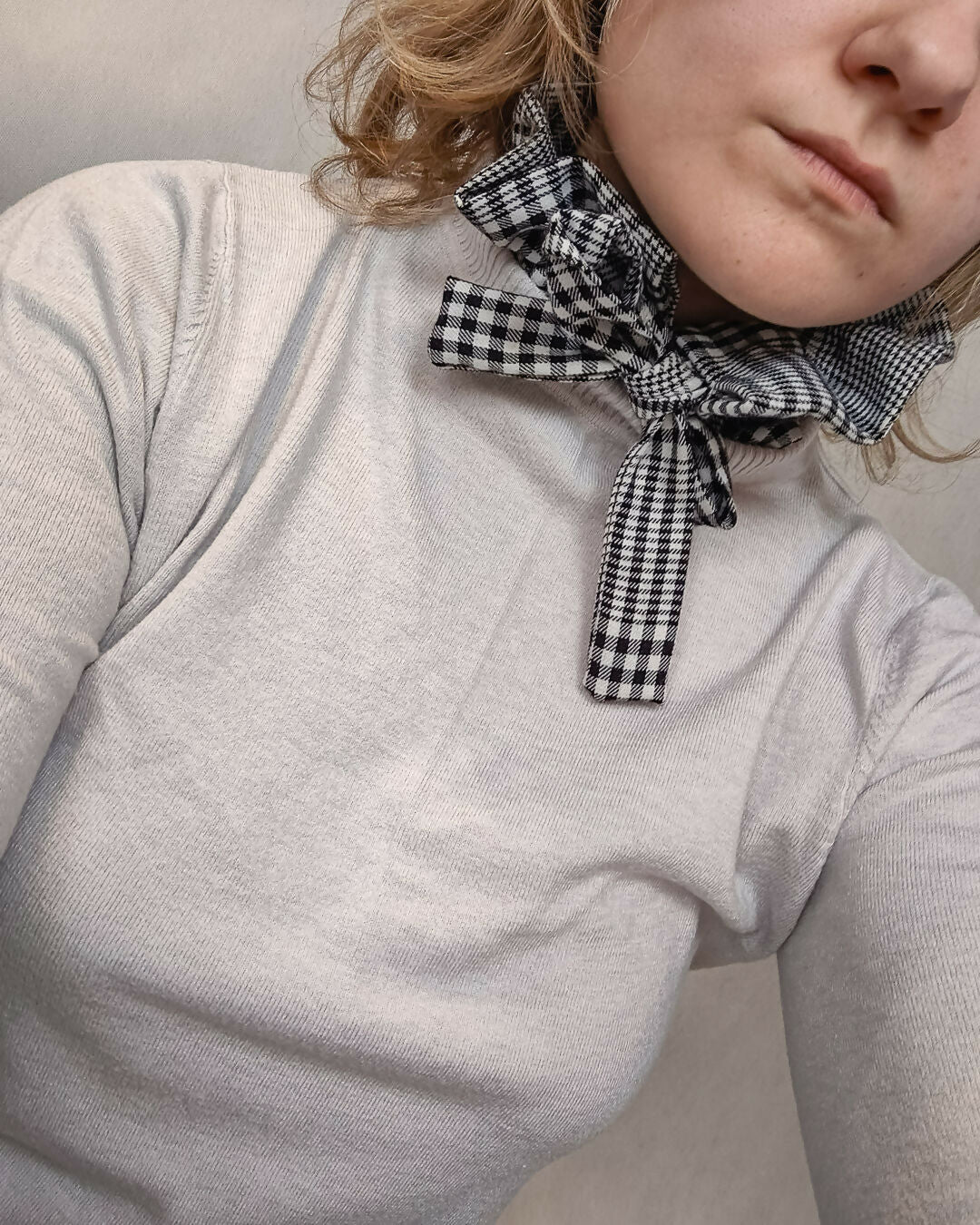 Ozdobny kołnierz w czarno-białą kratę