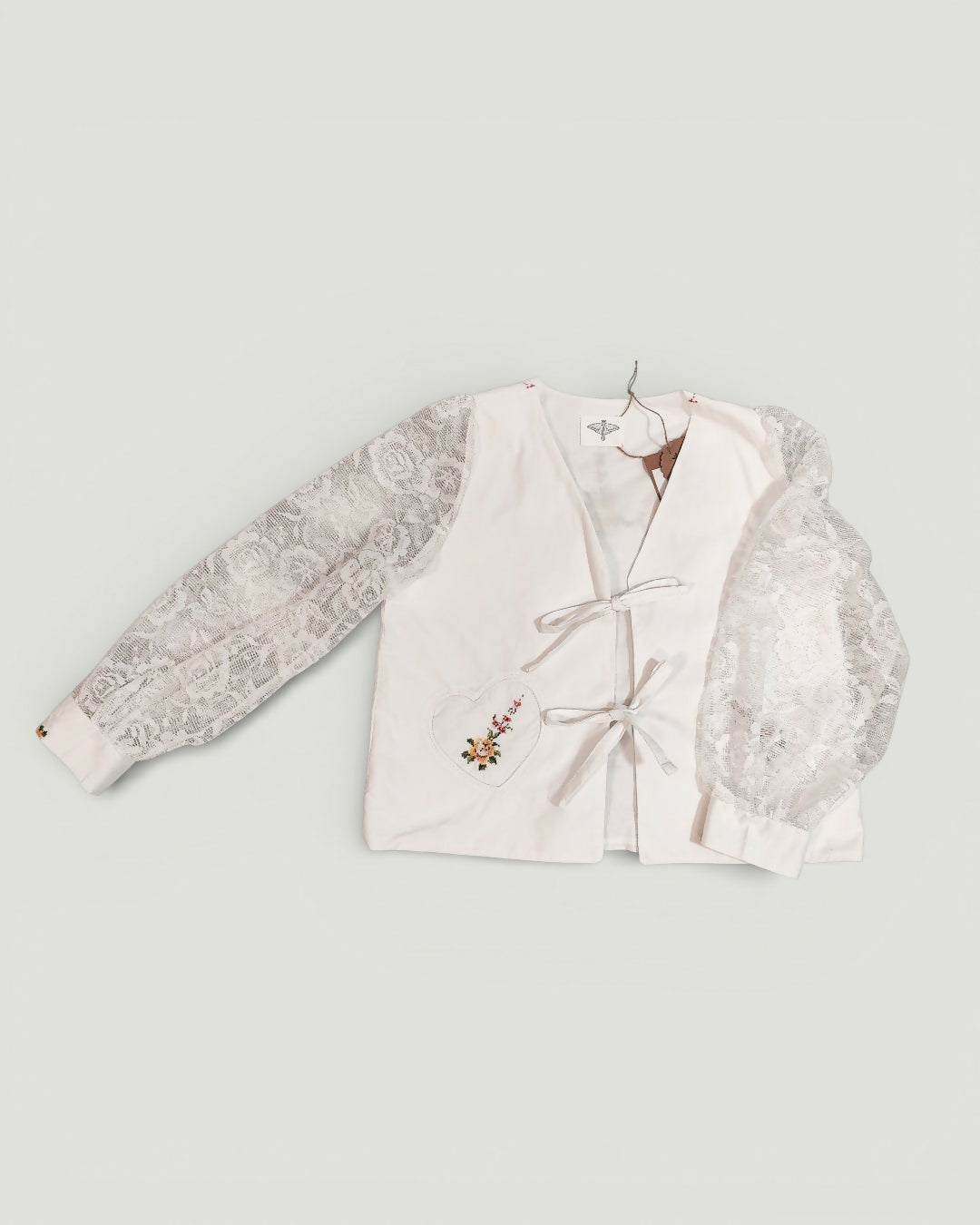 Wiązana koszula z firankowymi rękawami i haftem z przodu i na plecach