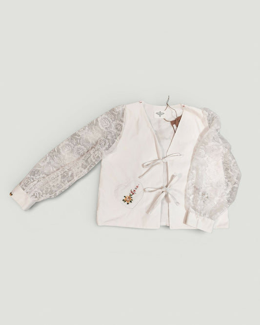 Wiązana koszula z firankowymi rękawami i haftem z przodu i na plecach