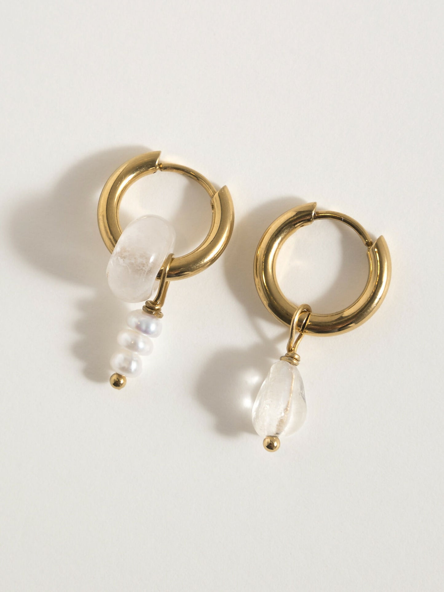 Złote kolczyki koła z przezroczystymi zawieszkami