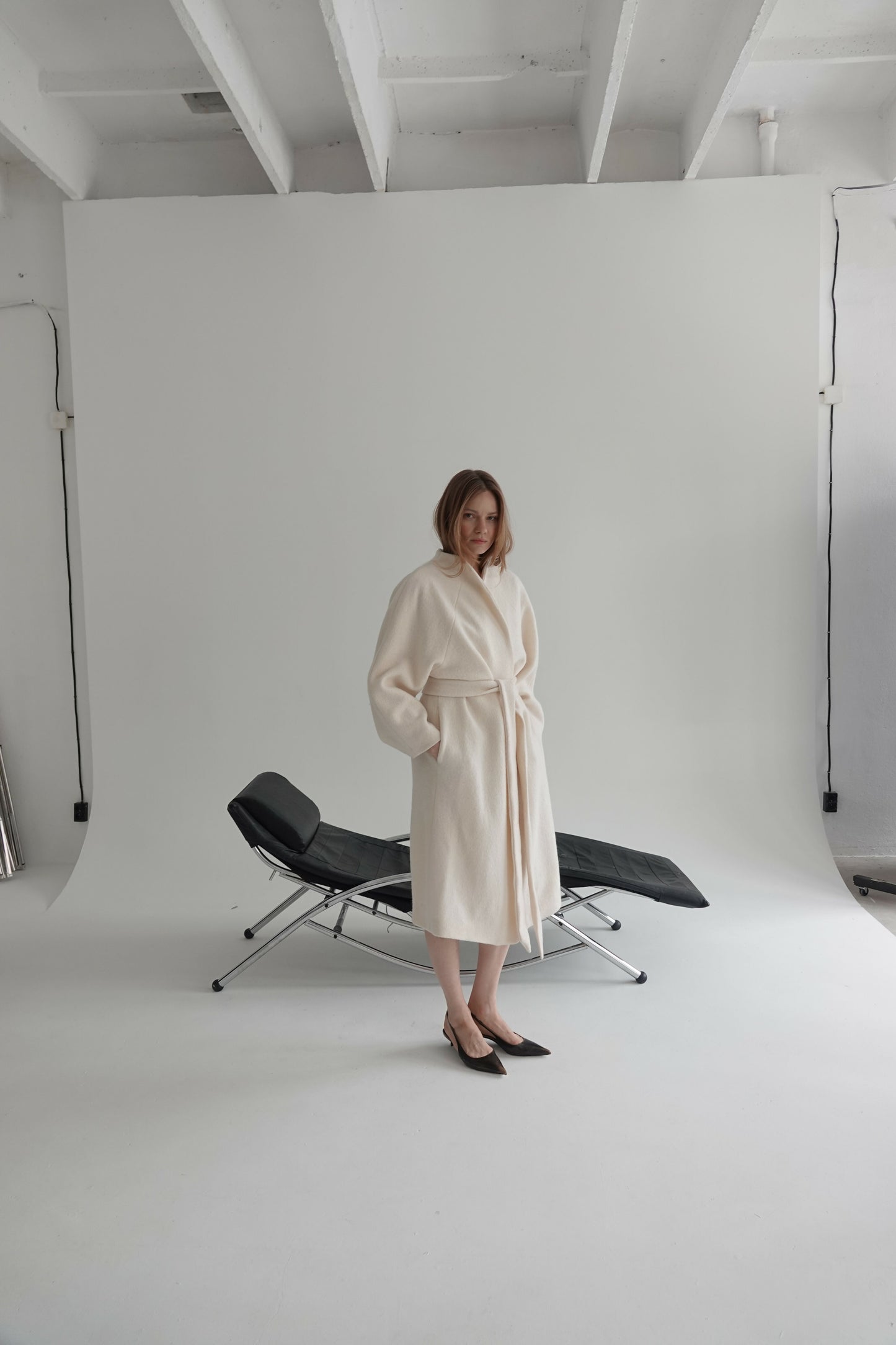 Wełniany płaszcz Ava z paskiem