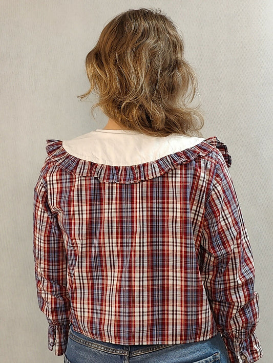 Koszula w kratę z dużym białym kołnierzem