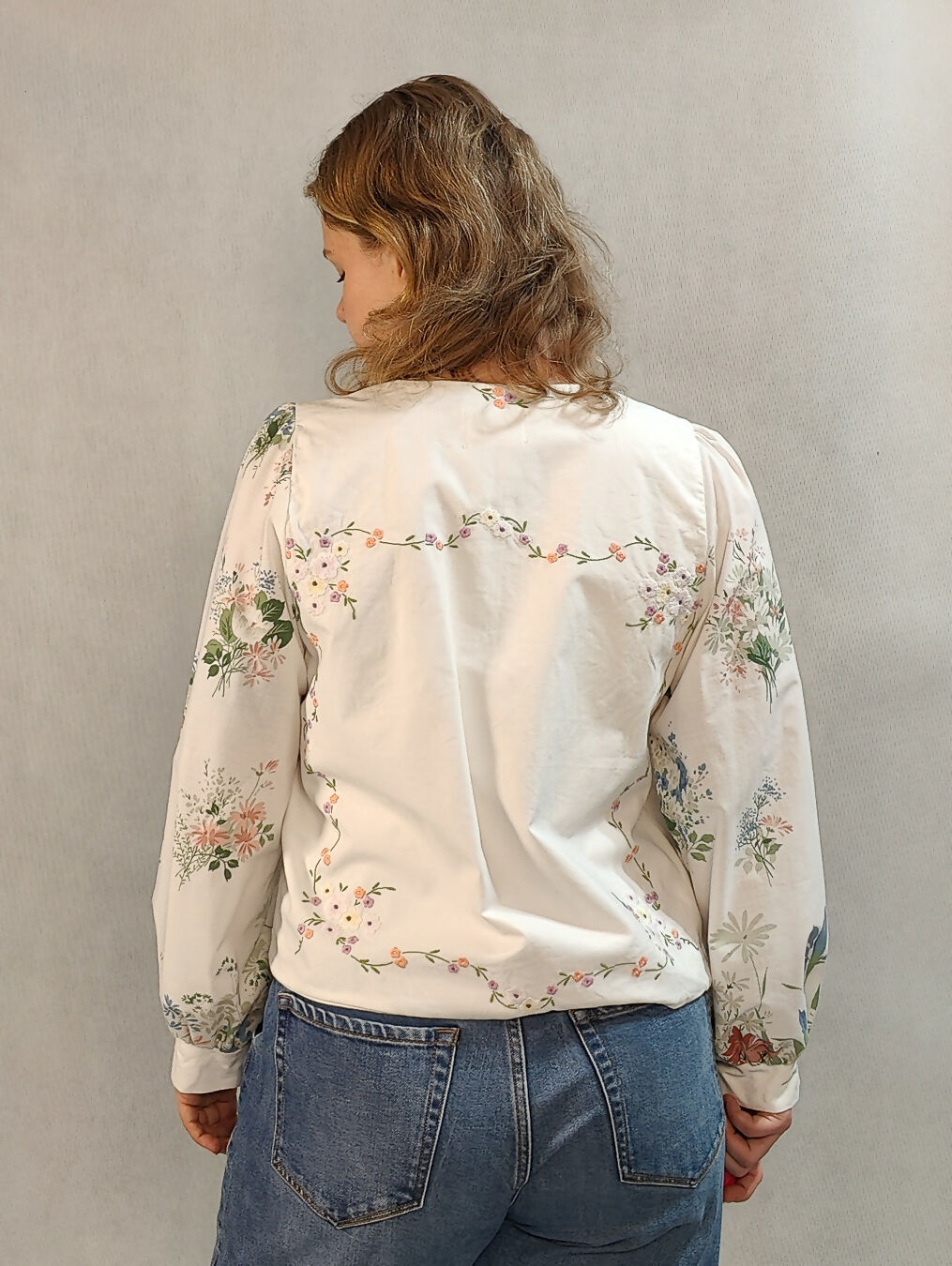 Zapinana koszula z haftem z przodu i na plecach